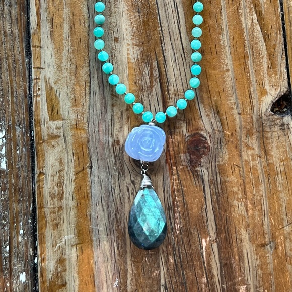 Stunning Carved Chalcedony Rose & Faceted Labradorite Teardrop Strand Necklace - Picture 5 of 5